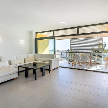 2 Bedroom Beautiful In Apartment *